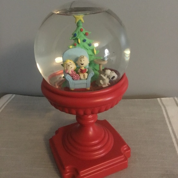 Peanuts Charlie Brown and Lucy Stand up Light Up Musical Snow Globe - Picture 2 of 4